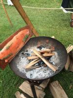 Lachs am Feuer, gerade drauf, noch roh